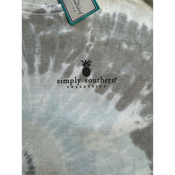 SIMPLY SOUTHERN MEDIUM “TIS THE SEASON” Short Sleeve Tshirt - Picture 4 of 9